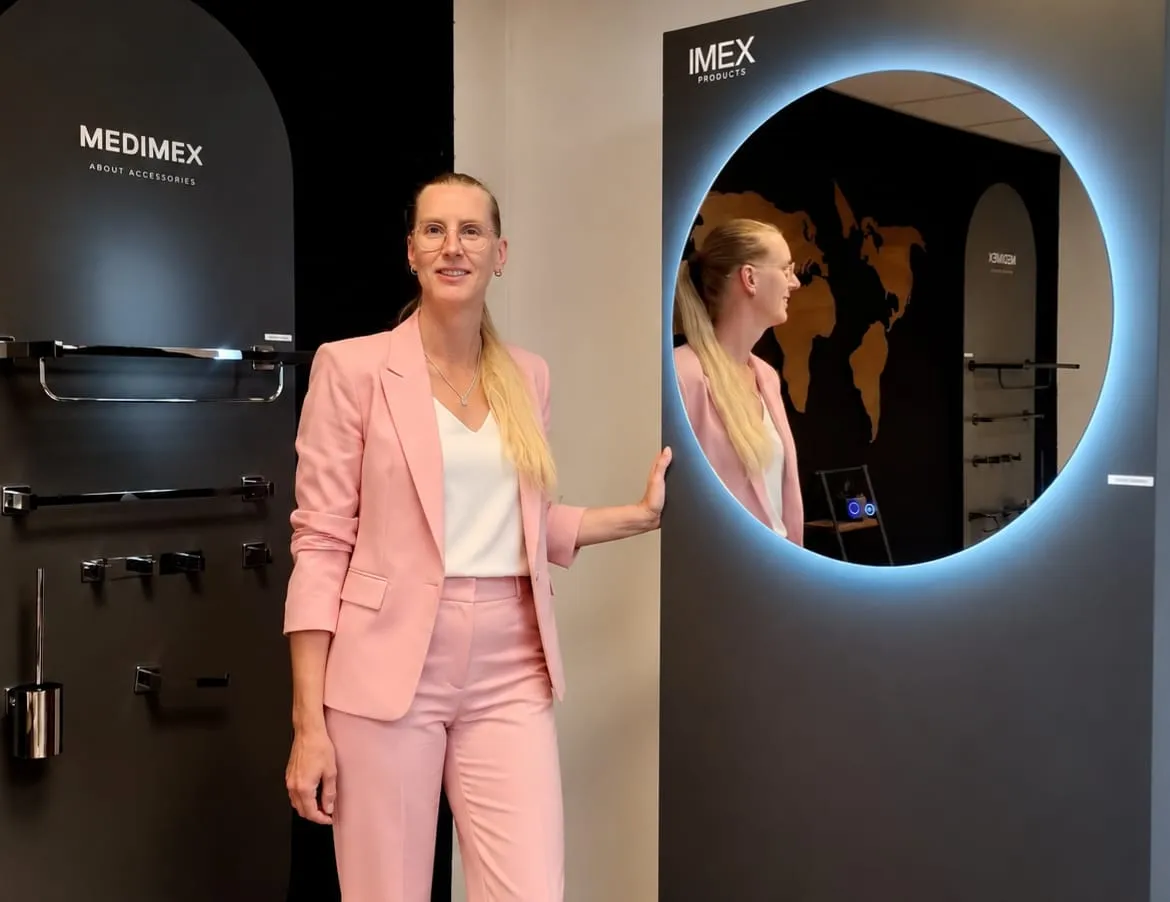 Ellis bij het Imex/Medimex-sanitairdisplay in de showroom.