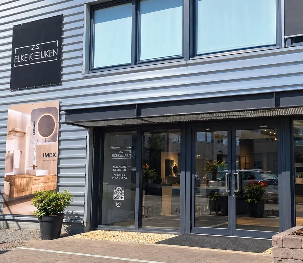 Entree van de Elke Keuken-showroom aan de Haarbrug 3, met openingstijden en IMEX/LEDIMEX-poster op de gevel.