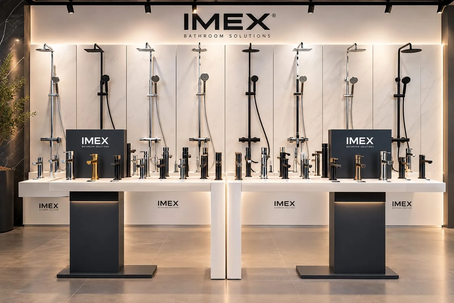 Wand met IMEX-douche- en kraanmodellen in de showroom.