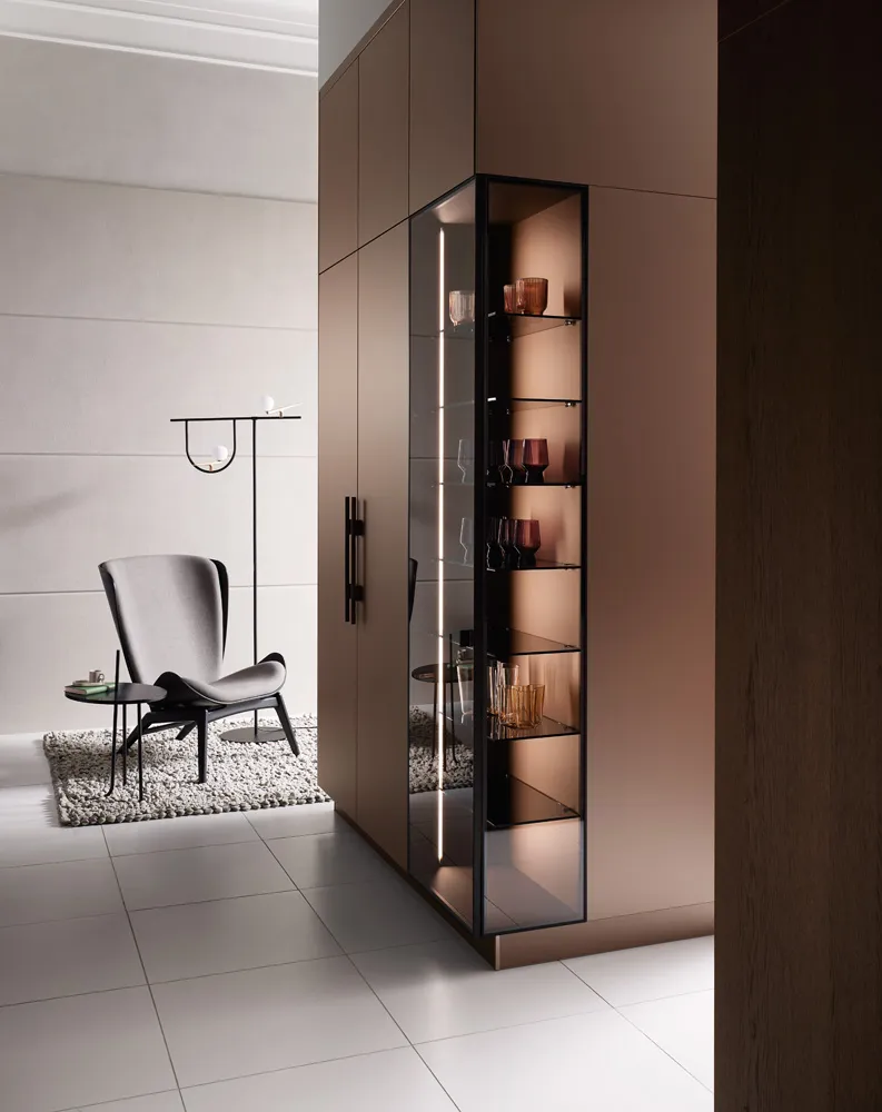 Compositie: Glazen vitrine · brons-fronten