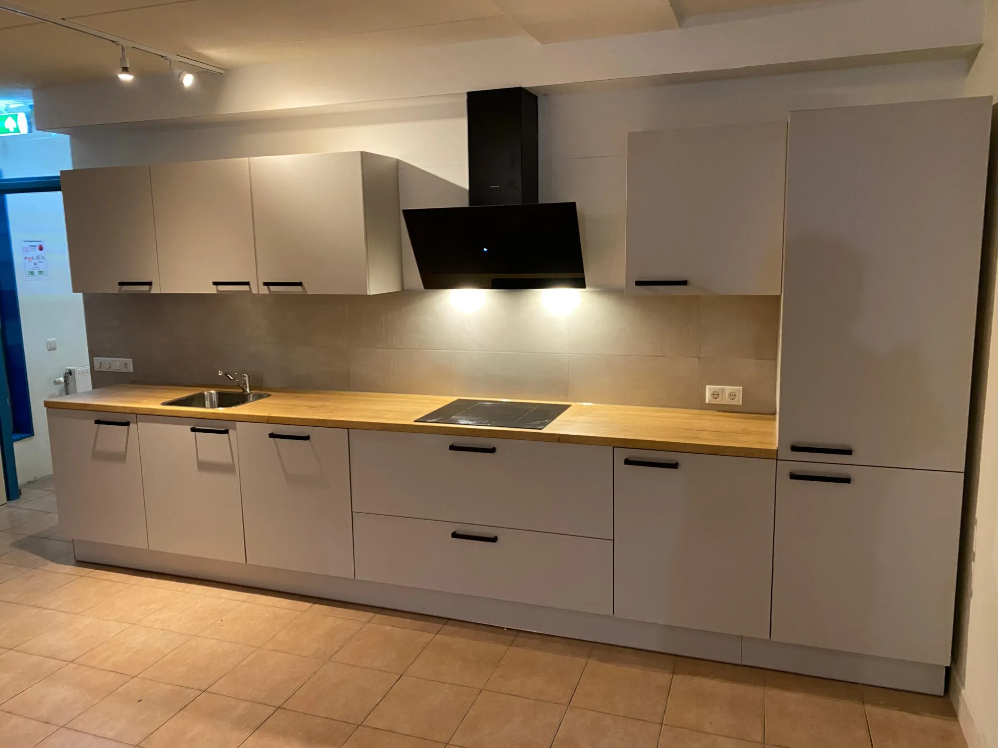 Project: Rechte keuken · warm hout, grijs